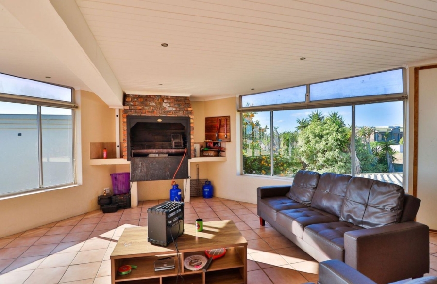 8 Bedroom Property for Sale in Middedorp Western Cape